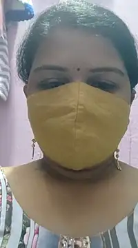 Snapshot of Dr_Chhaya chatting on 03.11.25 Dr Chhaya online show from 03.11.25