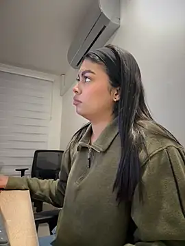 Snapshot of jennifer_oliveira chatting on 12.05.25 jennifer oliveira online show from 12.05.25