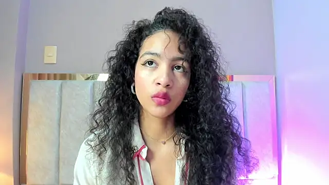 Snapshot of AntonellaHall_ chatting on 11.25.25 AntonellaHall online show from 11.25.25