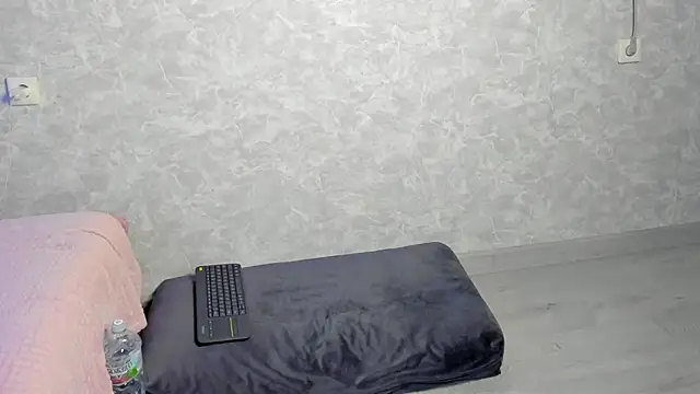 EllaSky xoxo online show from 10.24.25