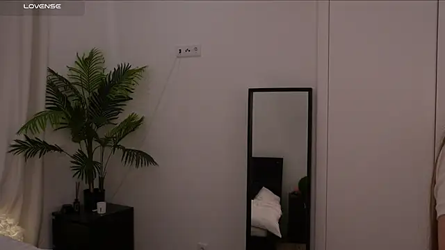 Lilly Colins online show from 01.17.25