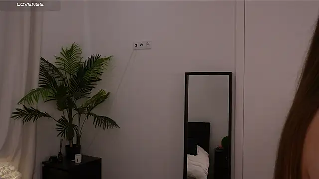 Lilly Colins online show from 01.17.25