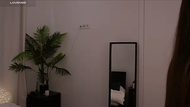 Lilly Colins online show from 01.19.25