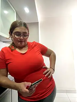 Snapshot of AntonellaAlondra4 chatting on 10.28.25 AntonellaAlondra4 online show from 10.28.25