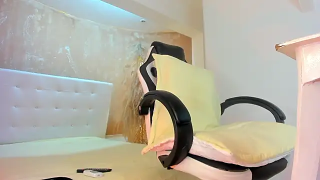 Snapshot of APRILL_FOXX chatting on 01.25.25 APRILL FOXX online show from 01.25.25