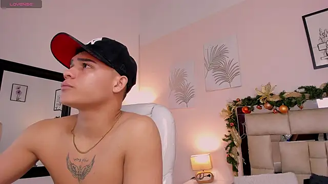 Snapshot of saraandstiven chatting on 12.27.24 saraandstiven online show from 12.27.24