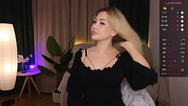 Snapshot of AdeleRoberts chatting on 01.22.25 AdeleRoberts online show from 01.22.25