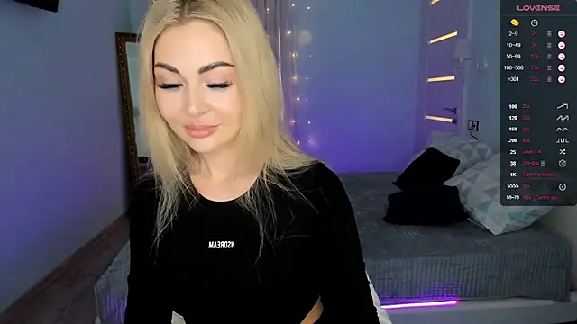 Snapshot of AdeleRoberts chatting on 02.10.25 AdeleRoberts online show from 02.10.25