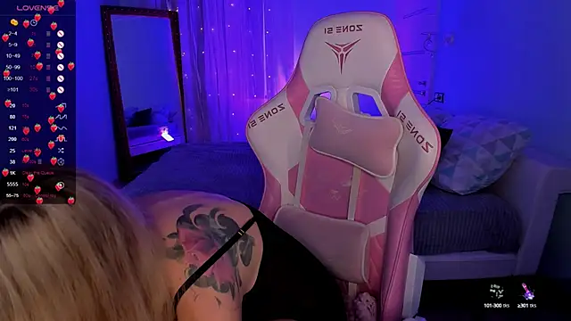 Snapshot of AdeleRoberts chatting on 10.06.25 AdeleRoberts online show from 10.06.25