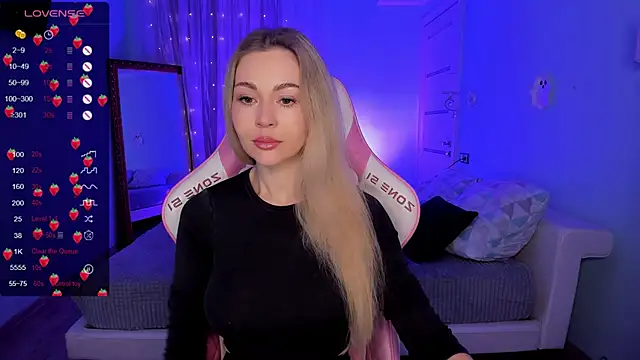 Snapshot of AdeleRoberts chatting on 12.01.25 AdeleRoberts online show from 12.01.25