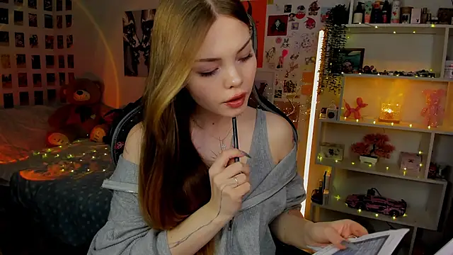 Snapshot of AkiraKatsu chatting on 11.23.25 AkiraKatsu online show from 11.23.25