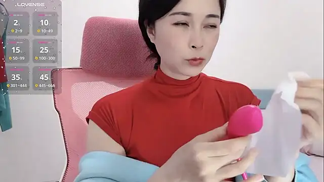 Snapshot of Qwi-V1 chatting on 01.18.25 Qwi-V1 online show from 01.18.25