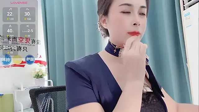 Snapshot of Qwi-V1 chatting on 09.13.25 Qwi-V1 online show from 09.13.25