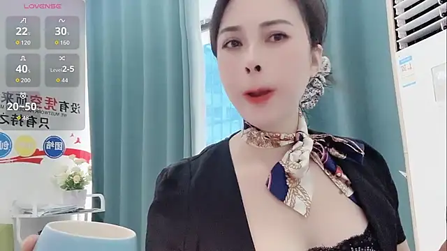 Snapshot of Qwi-V1 chatting on 10.31.25 Qwi-V1 online show from 10.31.25