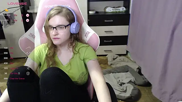 Snapshot of Tomato_Tease chatting on 10.10.25 Tomato Tease online show from 10.10.25