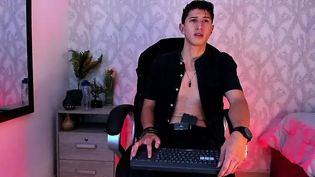 Snapshot of Dorianmistery2322_ chatting on 12.28.24 Dorianmistery2322 online show from 12.28.24