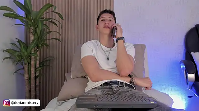 Snapshot of Dorianmistery2322_ chatting on 09.28.25 Dorianmistery2322 online show from 09.28.25