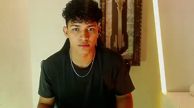 Snapshot of jamescurli_ chatting on 01.04.25 jamescurli  online show from 01.04.25