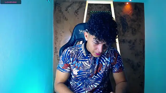 Snapshot of jamescurli_ chatting on 03.17.25 jamescurli  online show from 03.17.25