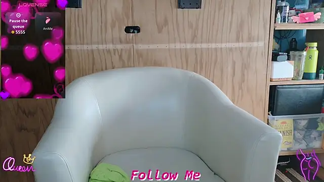 Snapshot of QueenYsuRey chatting on 02.26.26 QueenYsuRey online show from 02.26.26