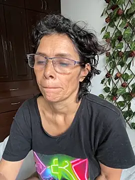 MireyaTorresGu online show from 11.26.25