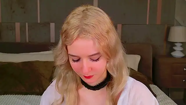 Snapshot of NaomiLoys chatting on 02.11.25 NaomiLoys online show from 02.11.25