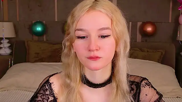 Snapshot of NaomiLoys chatting on 02.15.25 NaomiLoys online show from 02.15.25