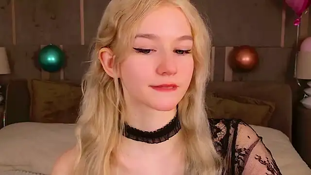 Snapshot of NaomiLoys chatting on 02.15.25 NaomiLoys online show from 02.15.25