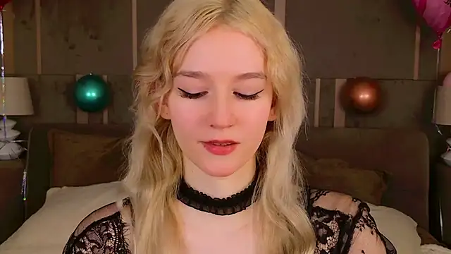 Snapshot of NaomiLoys chatting on 02.15.25 NaomiLoys online show from 02.15.25