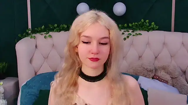 Snapshot of NaomiLoys chatting on 02.17.25 NaomiLoys online show from 02.17.25