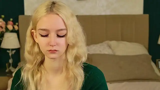 Snapshot of NaomiLoys chatting on 11.07.25 NaomiLoys online show from 11.07.25