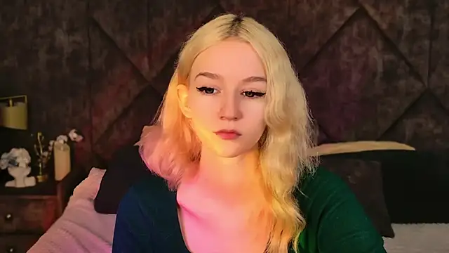 Snapshot of NaomiLoys chatting on 11.08.25 NaomiLoys online show from 11.08.25