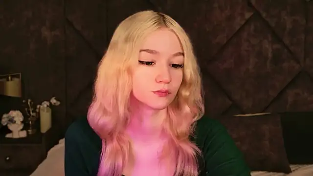 Snapshot of NaomiLoys chatting on 11.09.25 NaomiLoys online show from 11.09.25