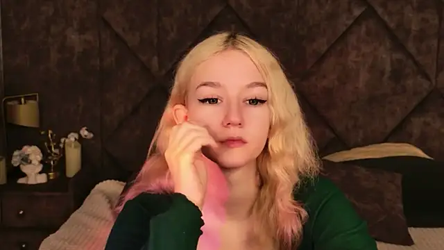 Snapshot of NaomiLoys chatting on 11.10.25 NaomiLoys online show from 11.10.25