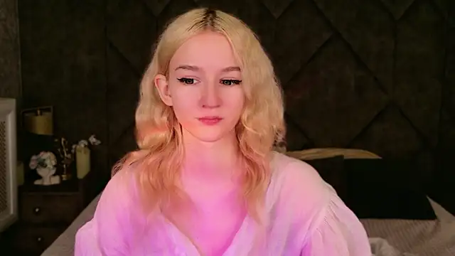 Snapshot of NaomiLoys chatting on 11.14.25 NaomiLoys online show from 11.14.25