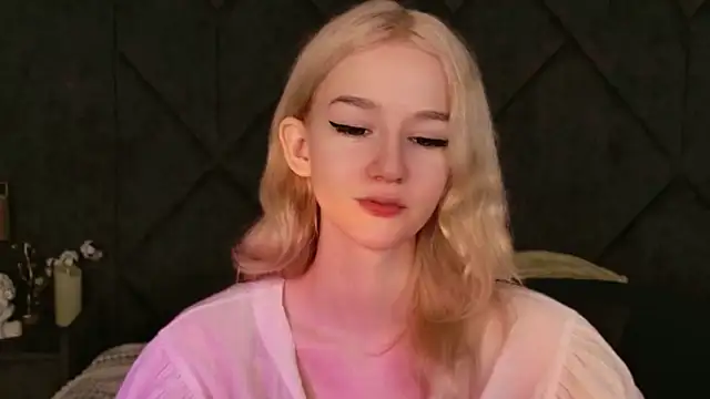 Snapshot of NaomiLoys chatting on 11.16.25 NaomiLoys online show from 11.16.25