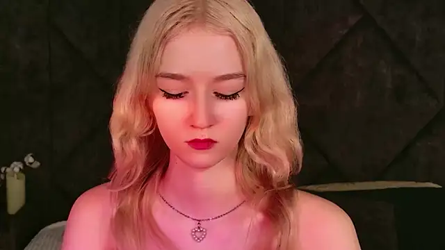 Snapshot of NaomiLoys chatting on 11.18.25 NaomiLoys online show from 11.18.25