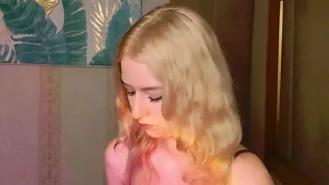 Snapshot of NaomiLoys chatting on 11.20.25 NaomiLoys online show from 11.20.25