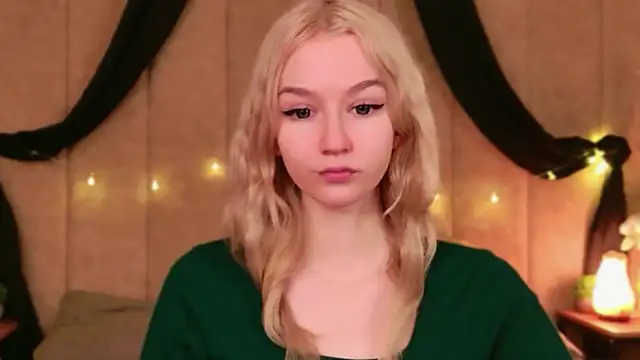 Snapshot of NaomiLoys chatting on 11.24.25 NaomiLoys online show from 11.24.25