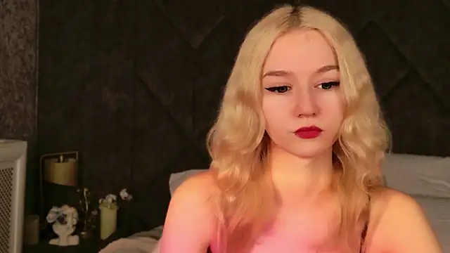 Snapshot of NaomiLoys chatting on 12.02.25 NaomiLoys online show from 12.02.25