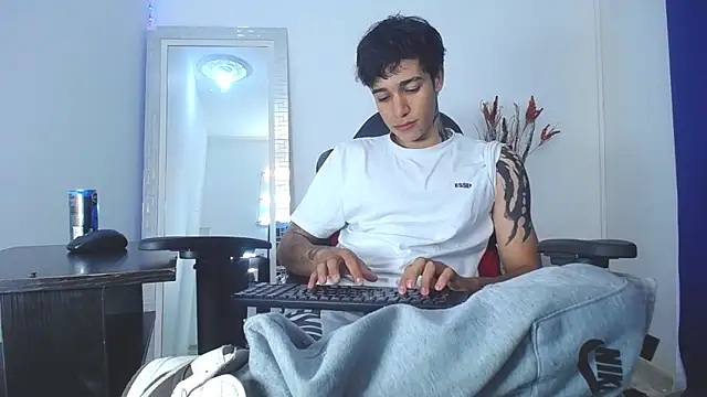 Snapshot of Zacktk7 chatting on 02.04.25 Zacktk7 online show from 02.04.25