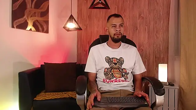 Snapshot of Bedobigcock chatting on 01.16.25 Bedobigcock online show from 01.16.25