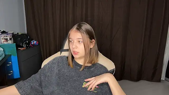 Snapshot of Leela_sun chatting on 12.17.24 Leela sun online show from 12.17.24