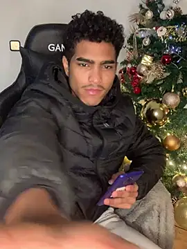 Snapshot of Ryan-hot chatting on 12.12.24 Ryan-hot online show from 12.12.24