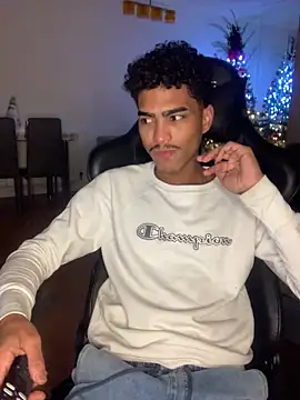 Snapshot of Ryan-hot chatting on 12.28.24 Ryan-hot online show from 12.28.24