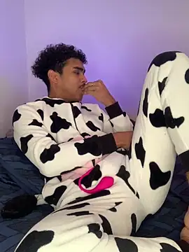 Snapshot of Ryan-hot chatting on 01.22.25 Ryan-hot online show from 01.22.25