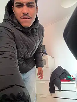 Snapshot of Ryan-hot chatting on 03.17.25 Ryan-hot online show from 03.17.25