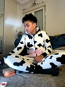 Snapshot of Ryan-hot chatting on 11.22.25 Ryan-hot online show from 11.22.25