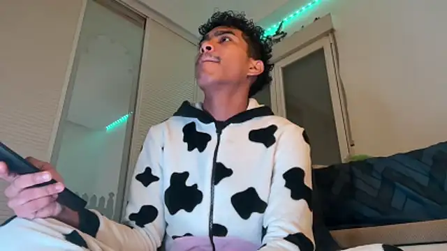 Snapshot of Ryan-hot chatting on 11.30.25 Ryan-hot online show from 11.30.25