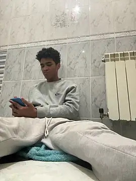 Snapshot of Ryan-hot chatting on 12.13.25 Ryan-hot online show from 12.13.25